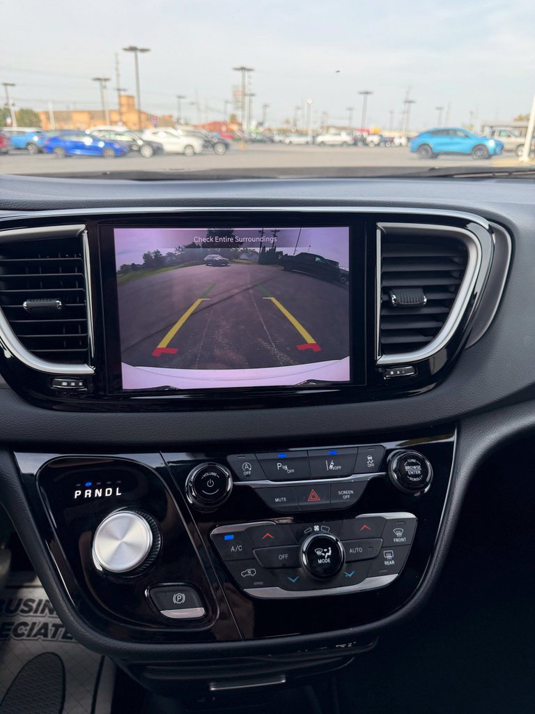 Used 2025 Chrysler Pacifica Select FWD image 32
