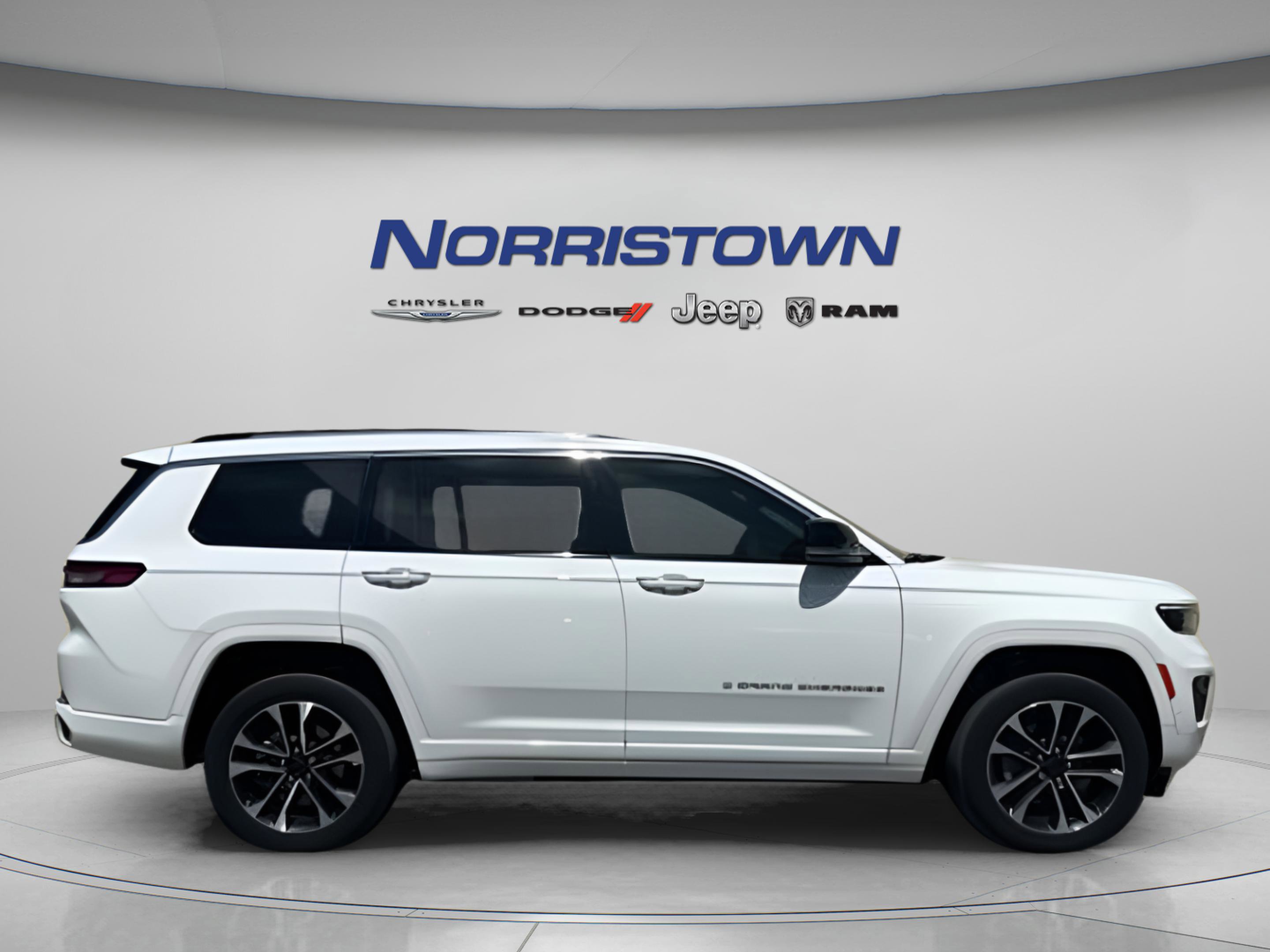 Used 2023 Jeep Grand Cherokee L Overland w/ Luxury Tech Group IV AWD/4WD image 7
