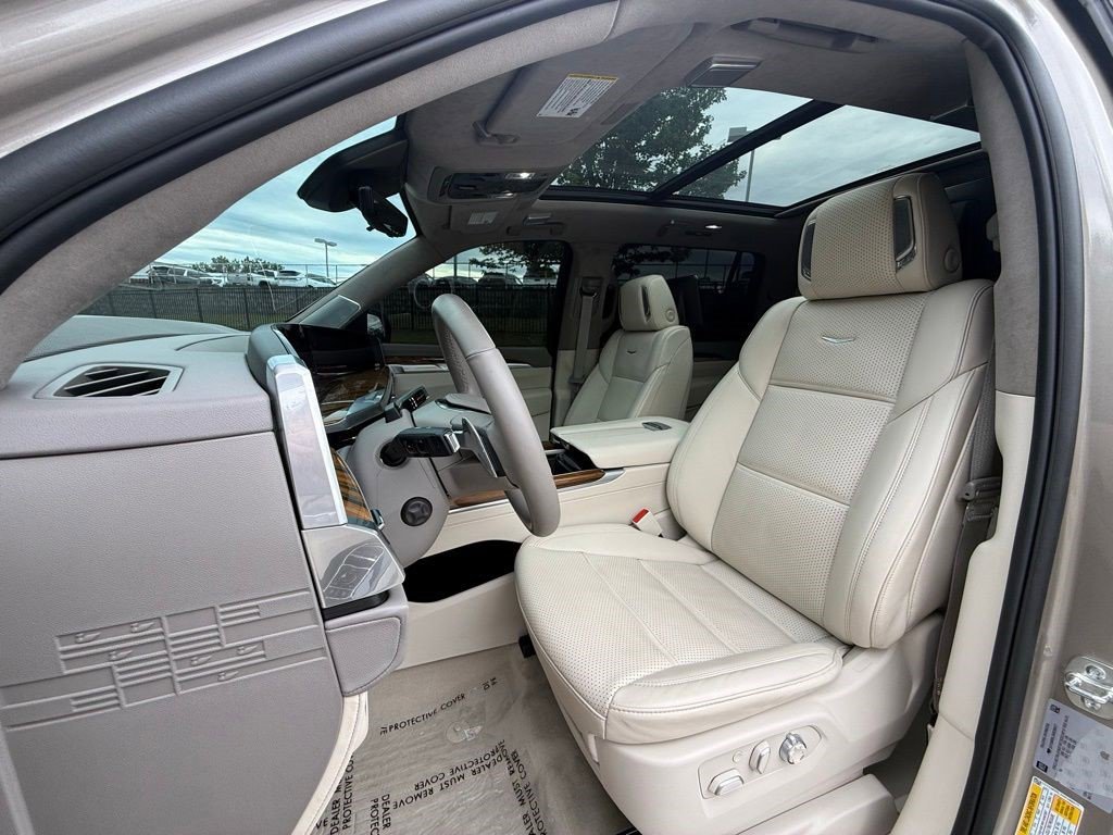 Used 2025 Cadillac Escalade ESV Sport Platinum w/ LPO, ONYX Package AWD/4WD image 6