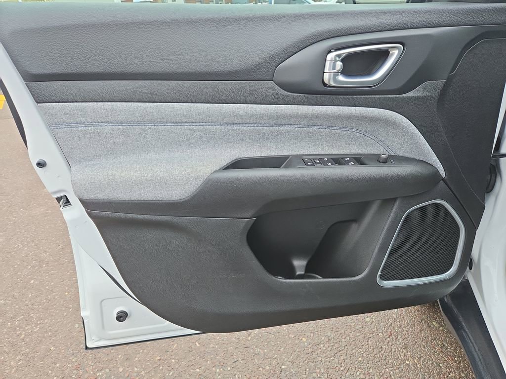 Used 2024 Jeep Compass Latitude image 12