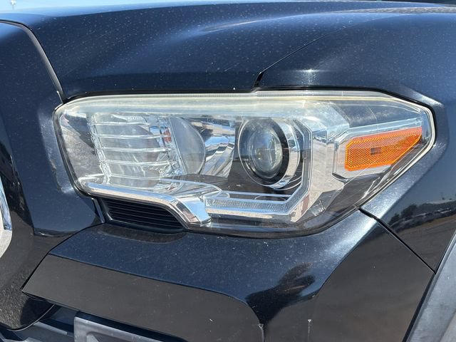 Used 2017 Toyota Tacoma TRD Off-Road w/ Premium & Technology Package AWD/4WD image 26