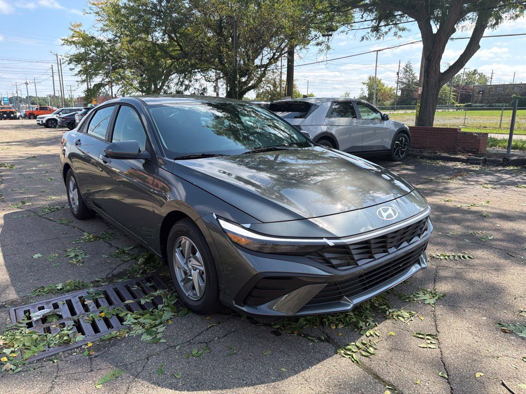 New 2026 Hyundai Elantra SE FWD image 1