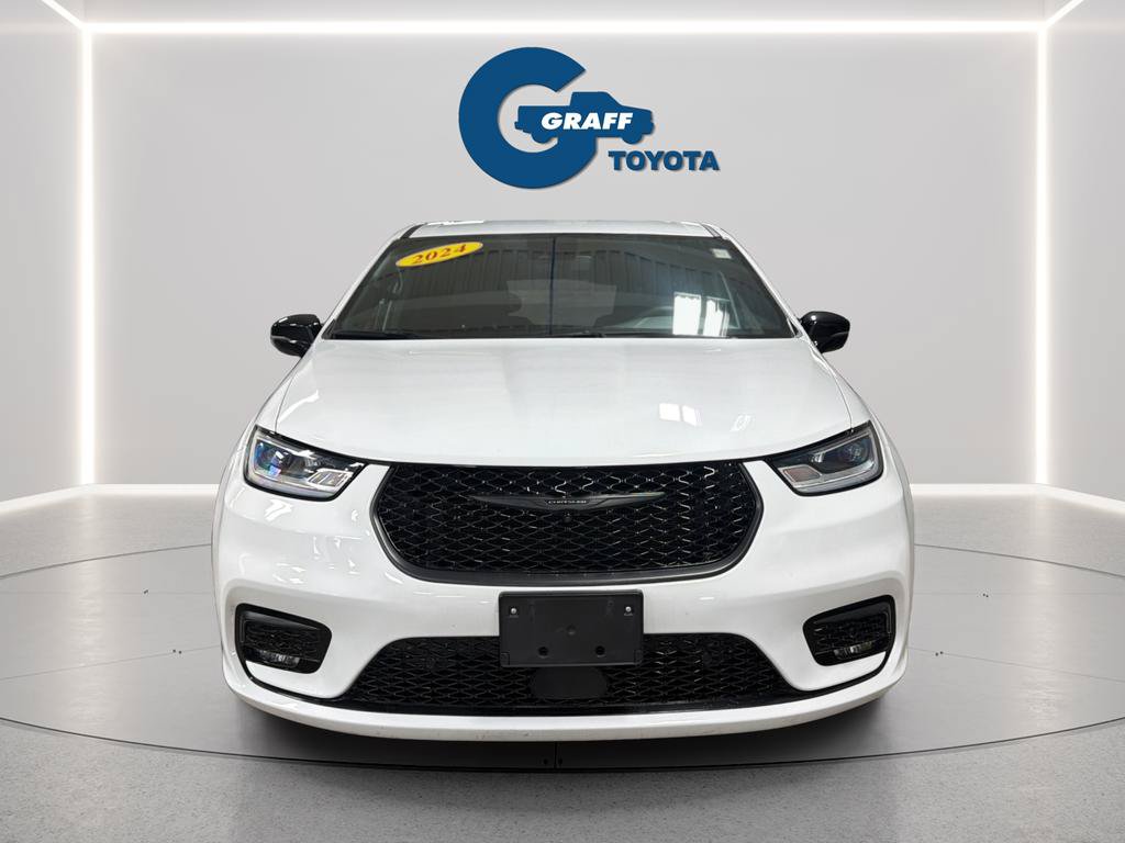 Used 2024 Chrysler Pacifica Limited FWD image 3