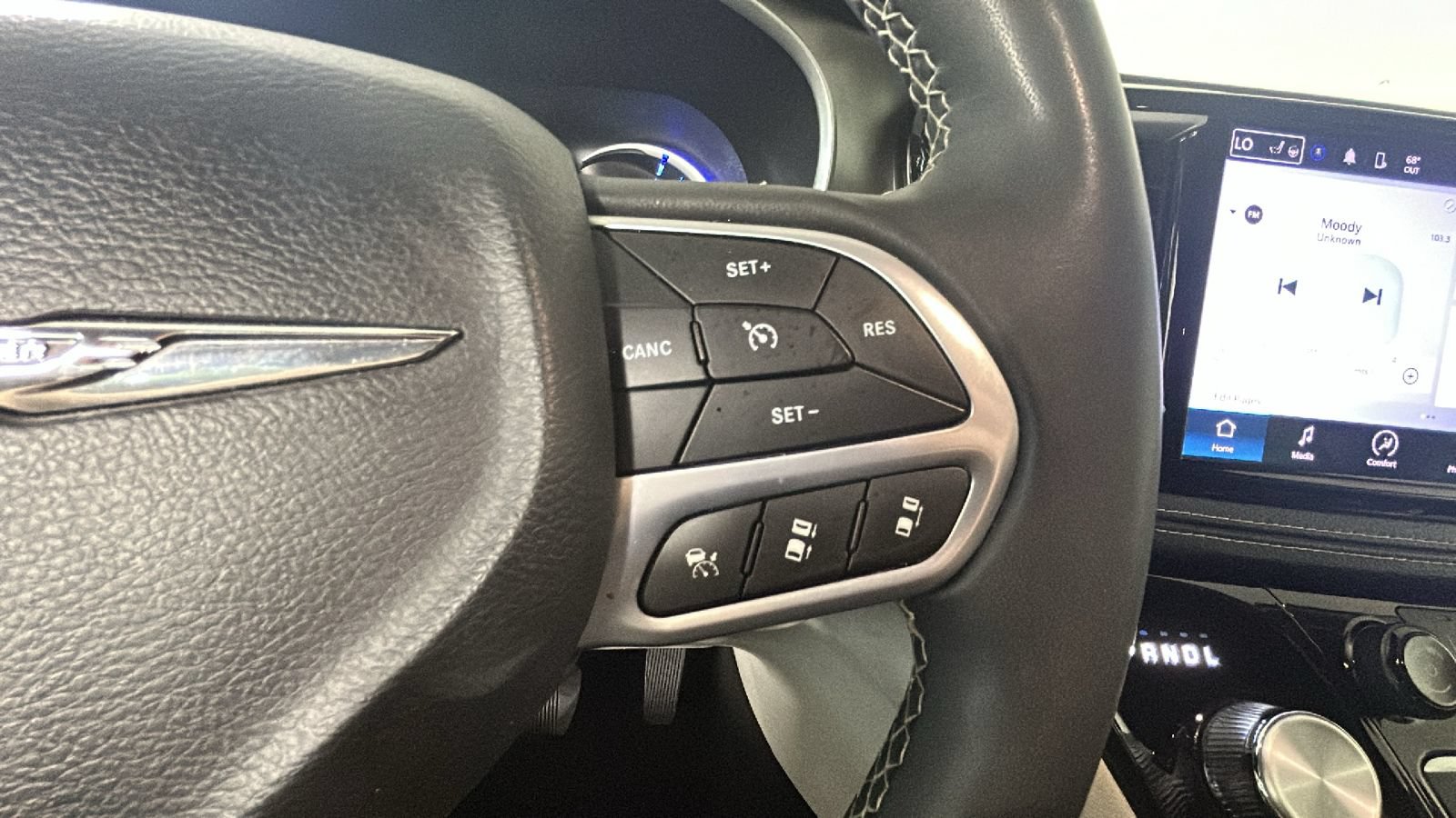 Used 2023 Chrysler Pacifica Touring-L FWD image 17
