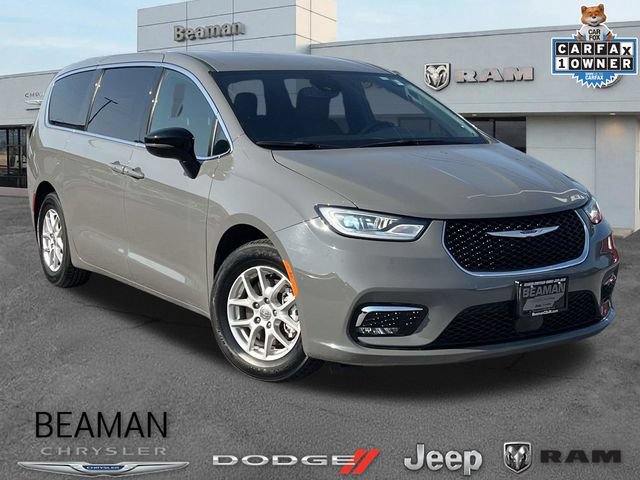 Used 2025 Chrysler Pacifica Select FWD image 1
