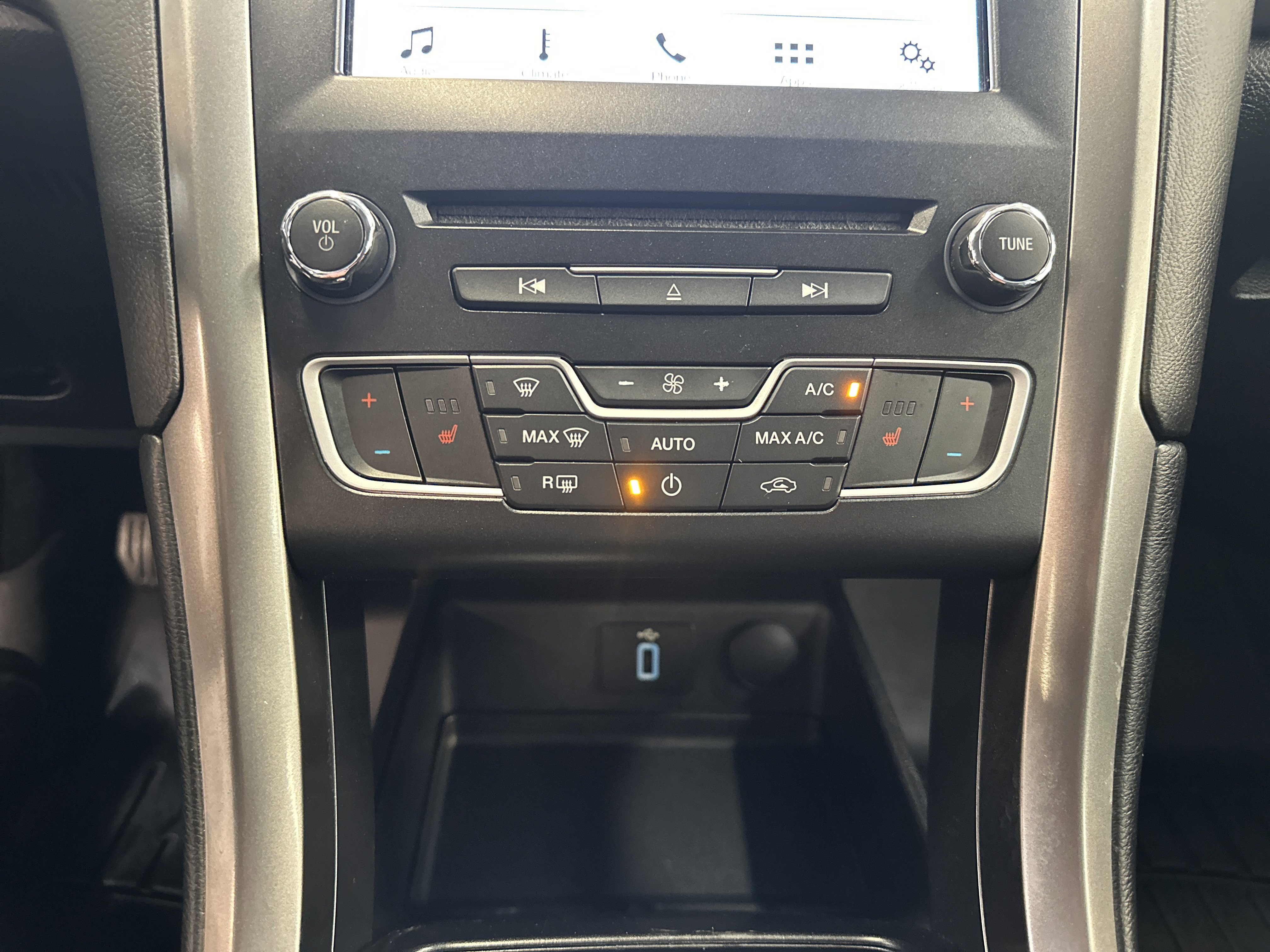 Used 2017 Ford Fusion SE w/ Fusion SE Technology Package image 27