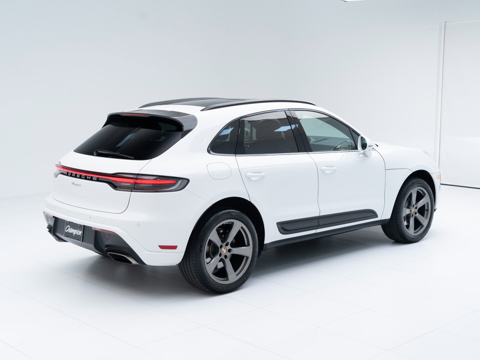 Certified 2025 Porsche Macan image 9