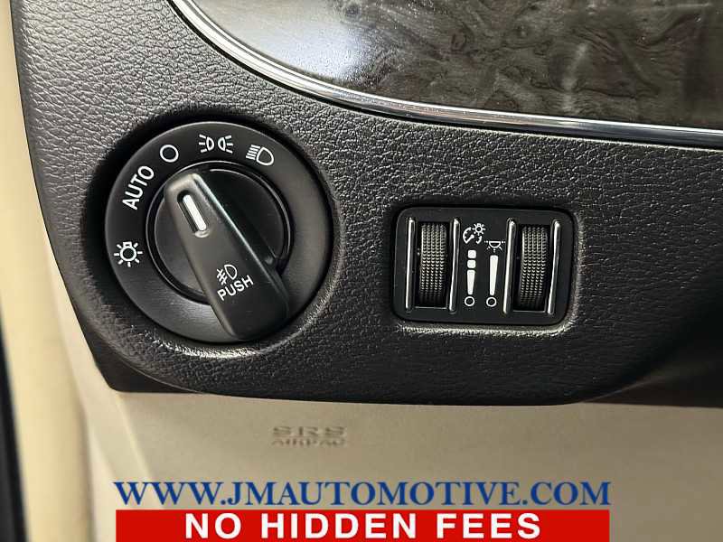 Used 2014 Chrysler Town & Country Touring image 33