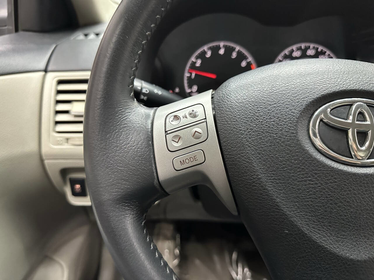 Used 2013 Toyota Corolla LE Special Edition FWD image 21