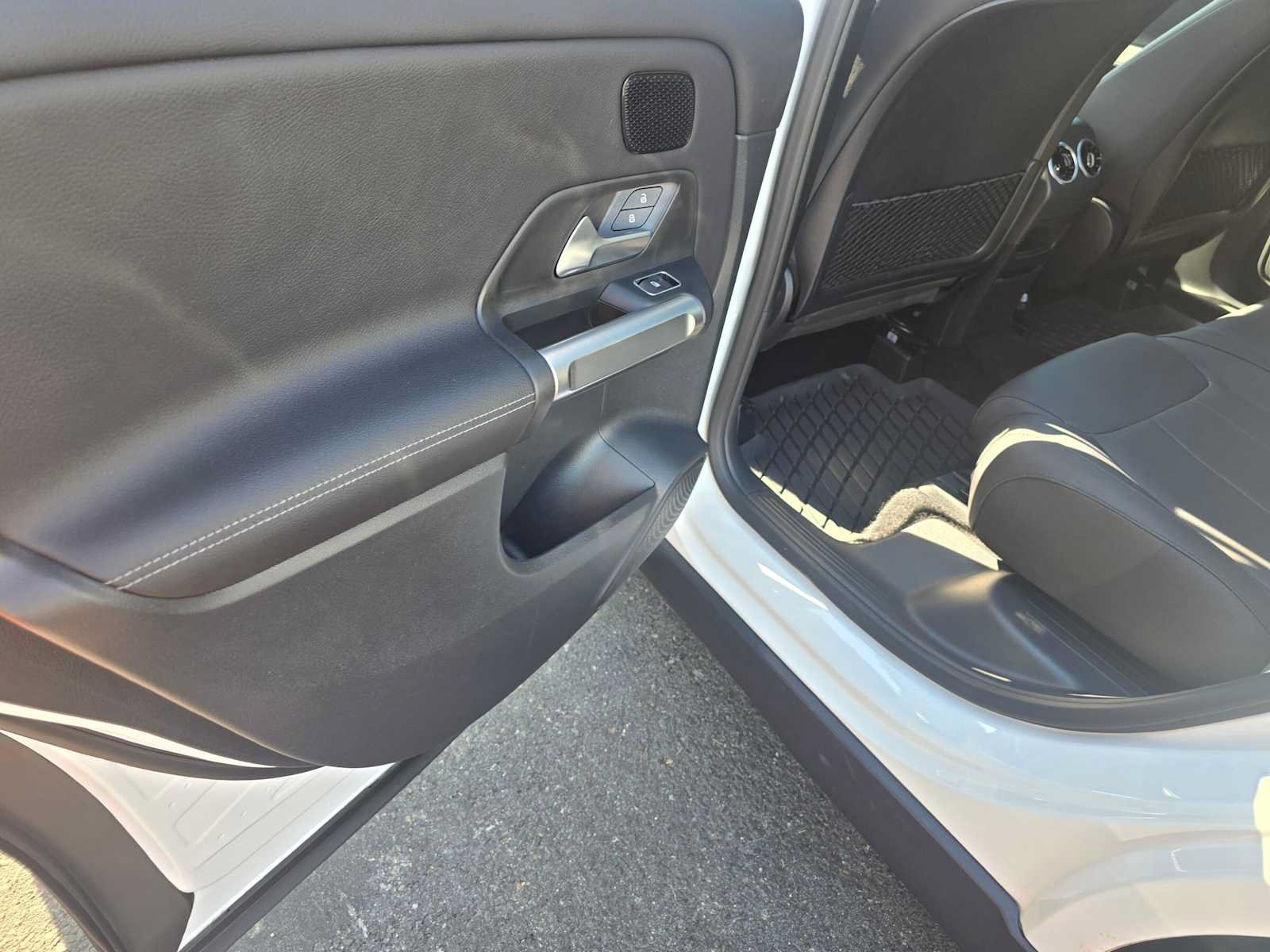Used 2024 Mercedes-Benz GLB 250 4MATIC image 16