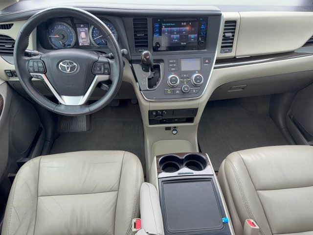 Used 2017 Toyota Sienna XLE Premium FWD image 28
