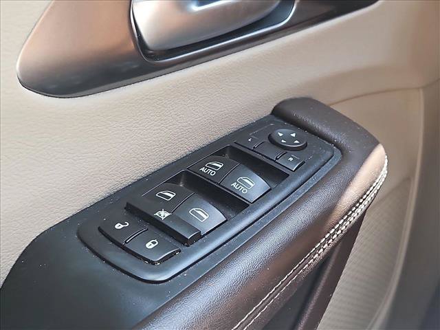 Used 2017 Chrysler Pacifica Touring-L FWD image 17