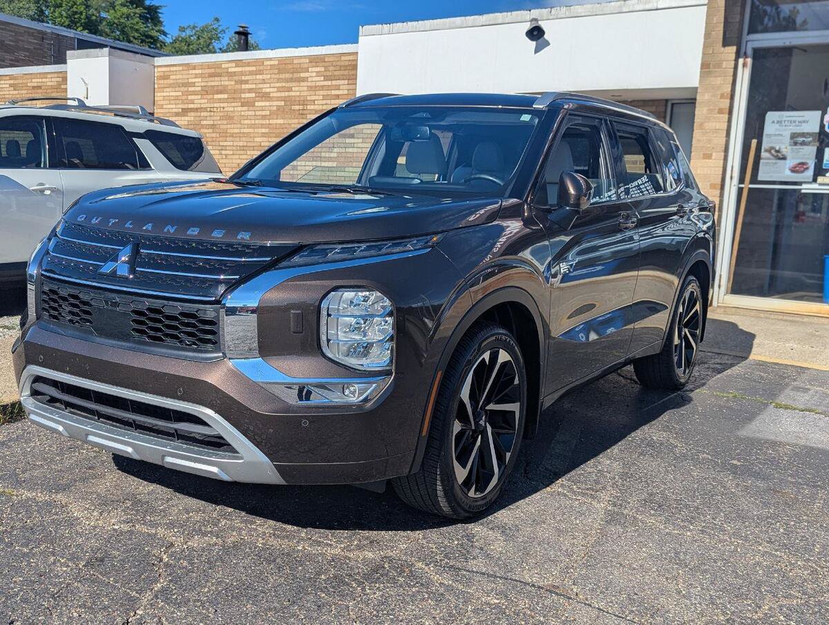 Used 2023 Mitsubishi Outlander SEL AWD/4WD image 2