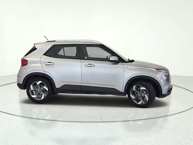 Used 2025 Hyundai Venue SEL FWD image 3