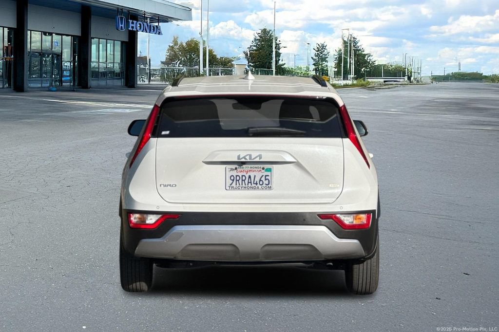 Used 2025 Kia Niro EX FWD image 8