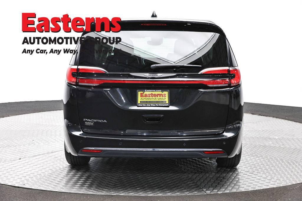 Used 2023 Chrysler Pacifica Touring-L FWD image 6