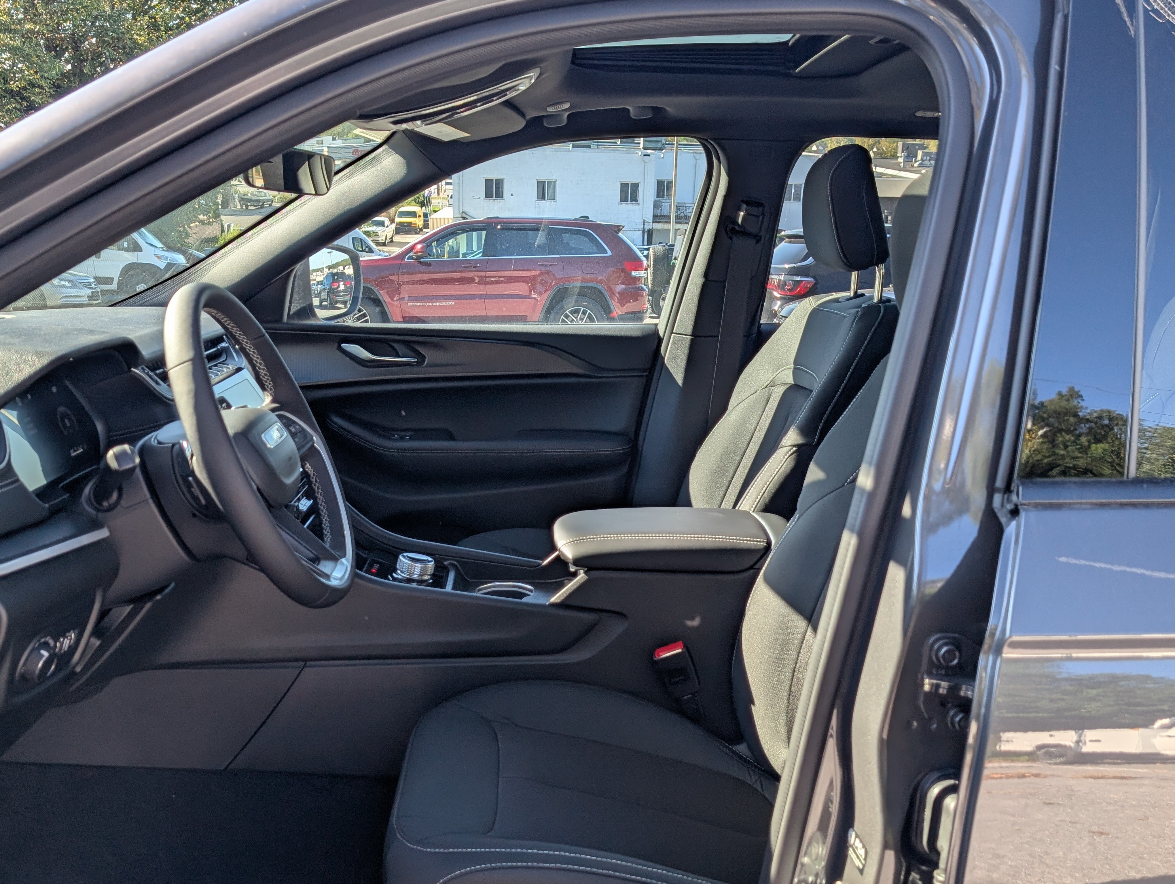 New 2025 Jeep Grand Cherokee Laredo X w/ Luxury Tech Group I AWD/4WD image 15
