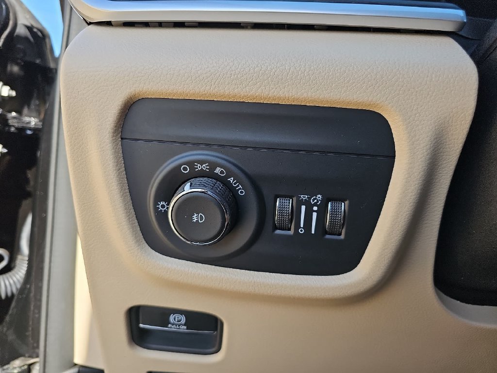 Used 2023 Jeep Grand Cherokee L Limited w/ Luxury Tech Group II AWD/4WD image 29