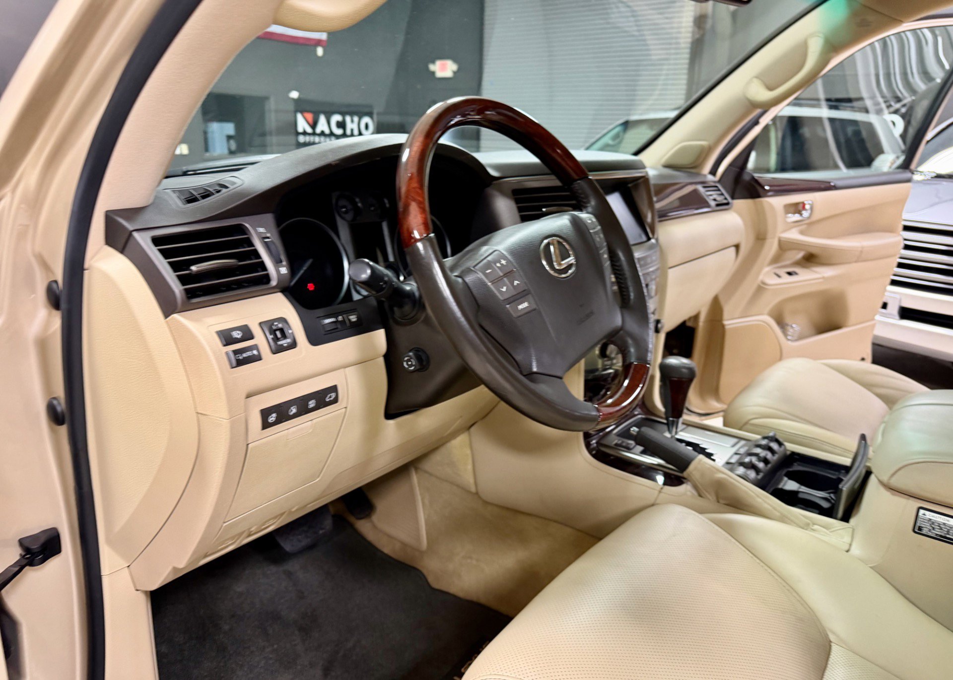 Used 2011 Lexus LX 570 4WD w/ Luxury Pkg w/Pre-crash image 23
