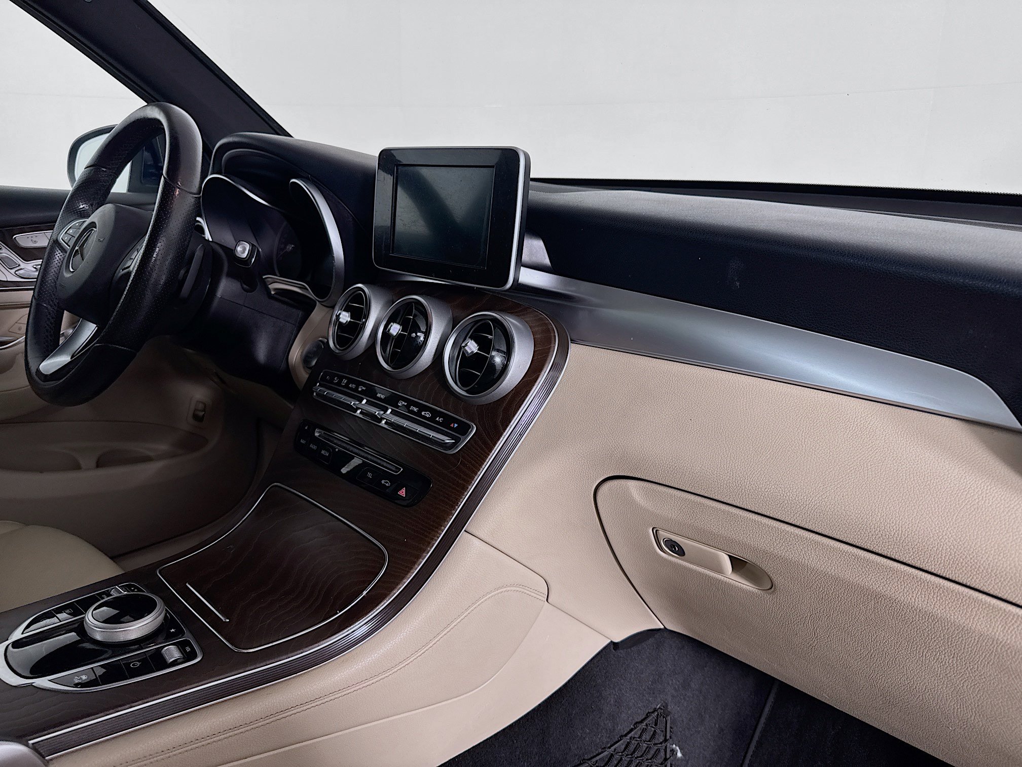 Used 2018 Mercedes-Benz GLC 300 w/ Premium Package image 27