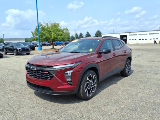 Used 2024 Chevrolet Trax RS w/ Sunroof Package FWD image 3