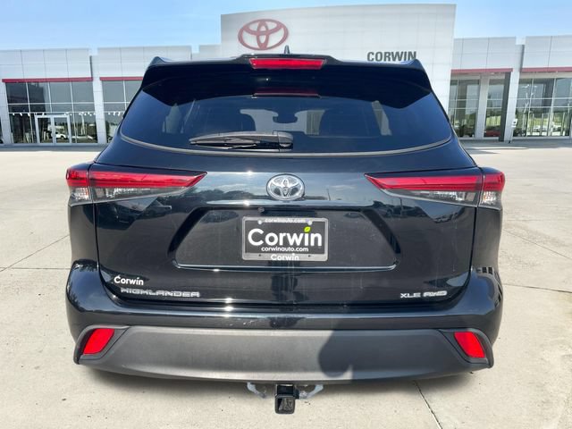 Used 2022 Toyota Highlander XLE AWD/4WD image 4