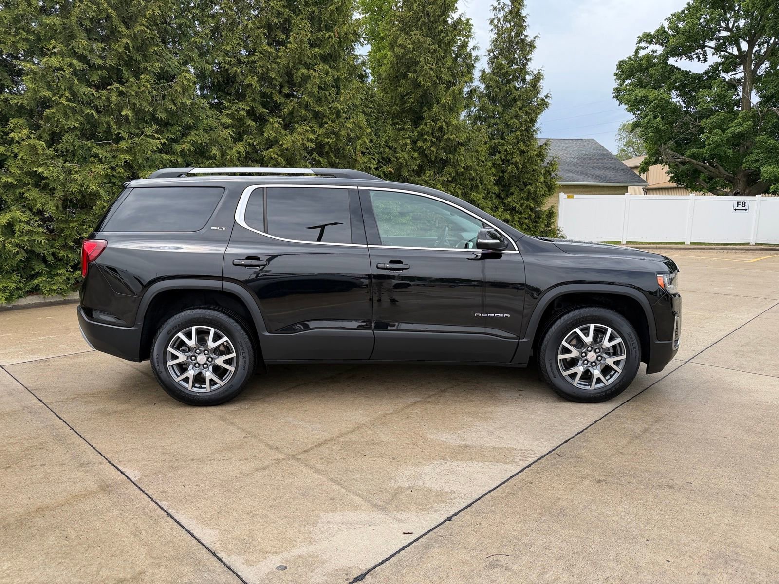 Used 2023 GMC Acadia SLT FWD image 10