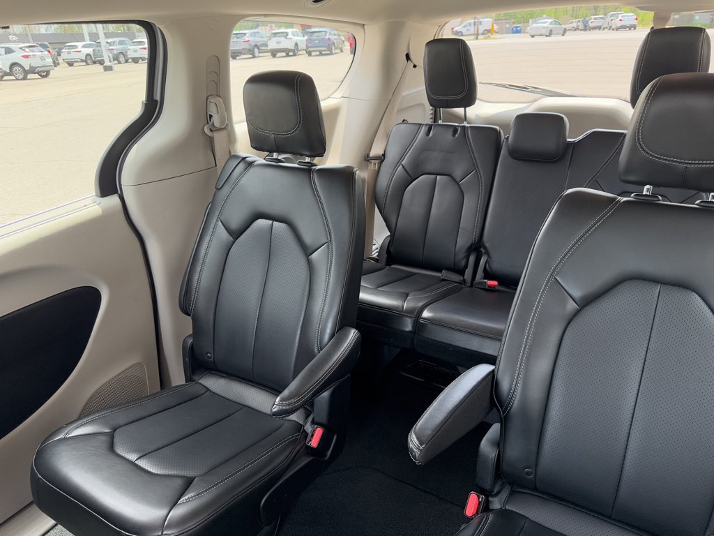 Used 2023 Chrysler Pacifica Touring-L FWD image 46