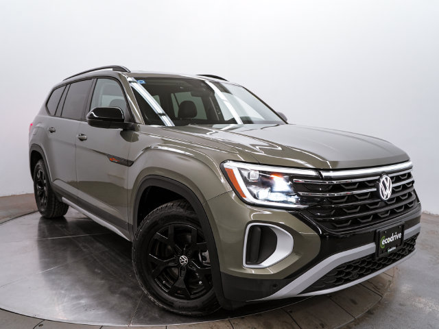 Used 2025 Volkswagen Atlas Peak Edition SE AWD/4WD image 3