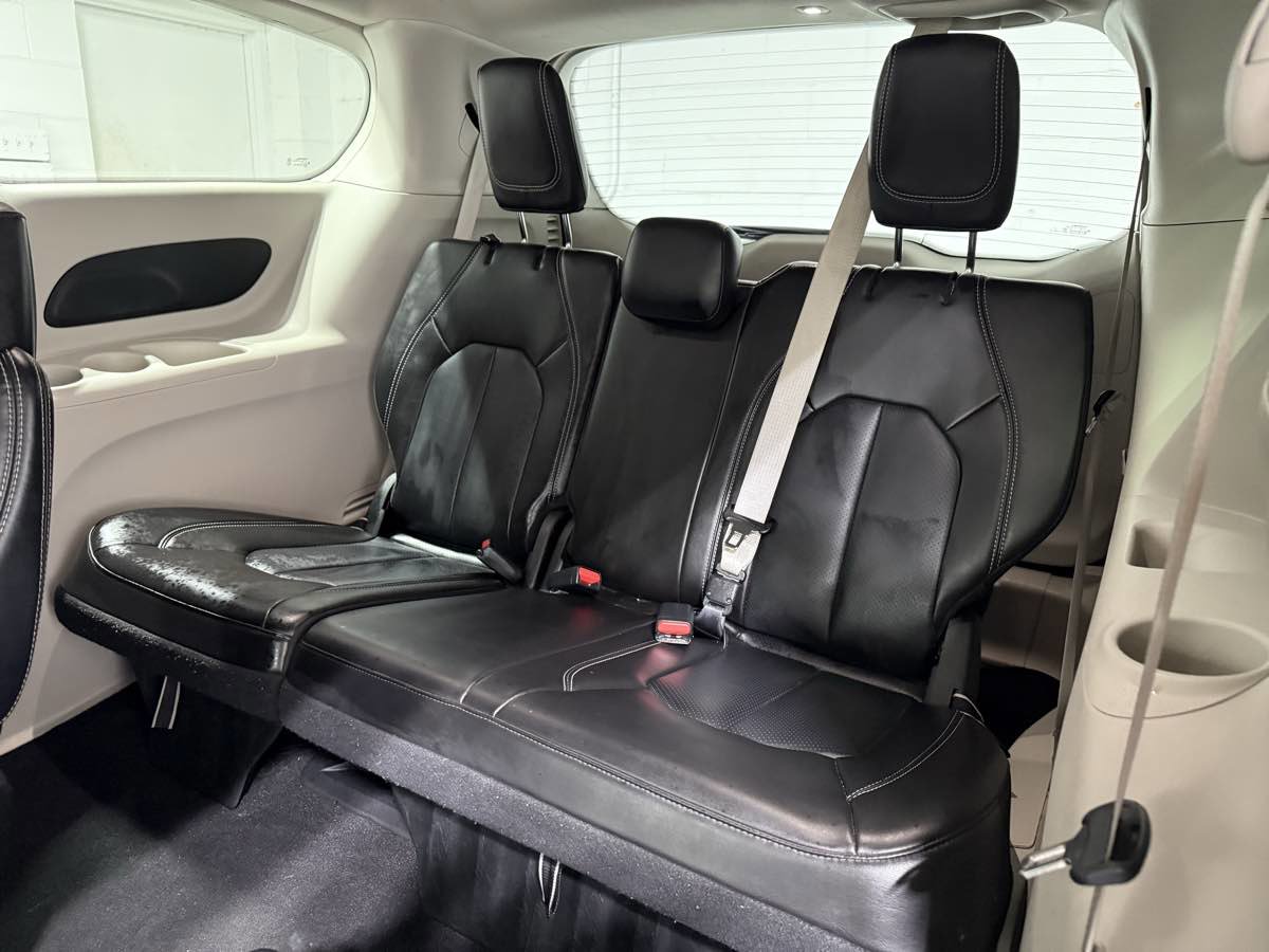 Used 2023 Chrysler Pacifica Touring-L image 18
