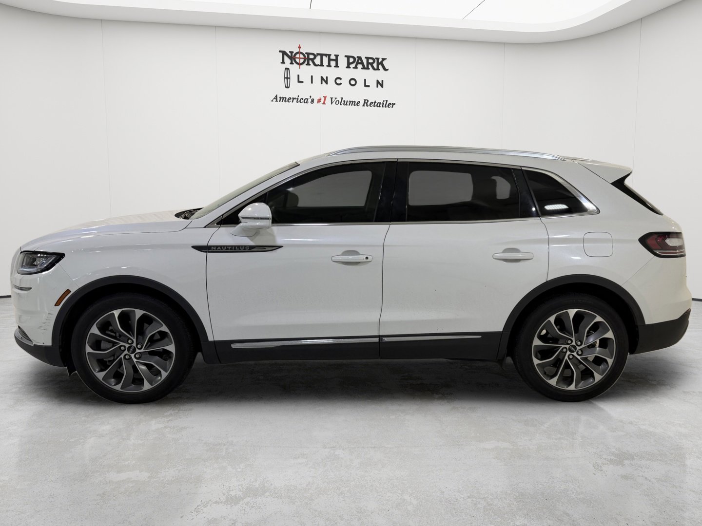 Used 2023 Lincoln Nautilus Reserve FWD image 2