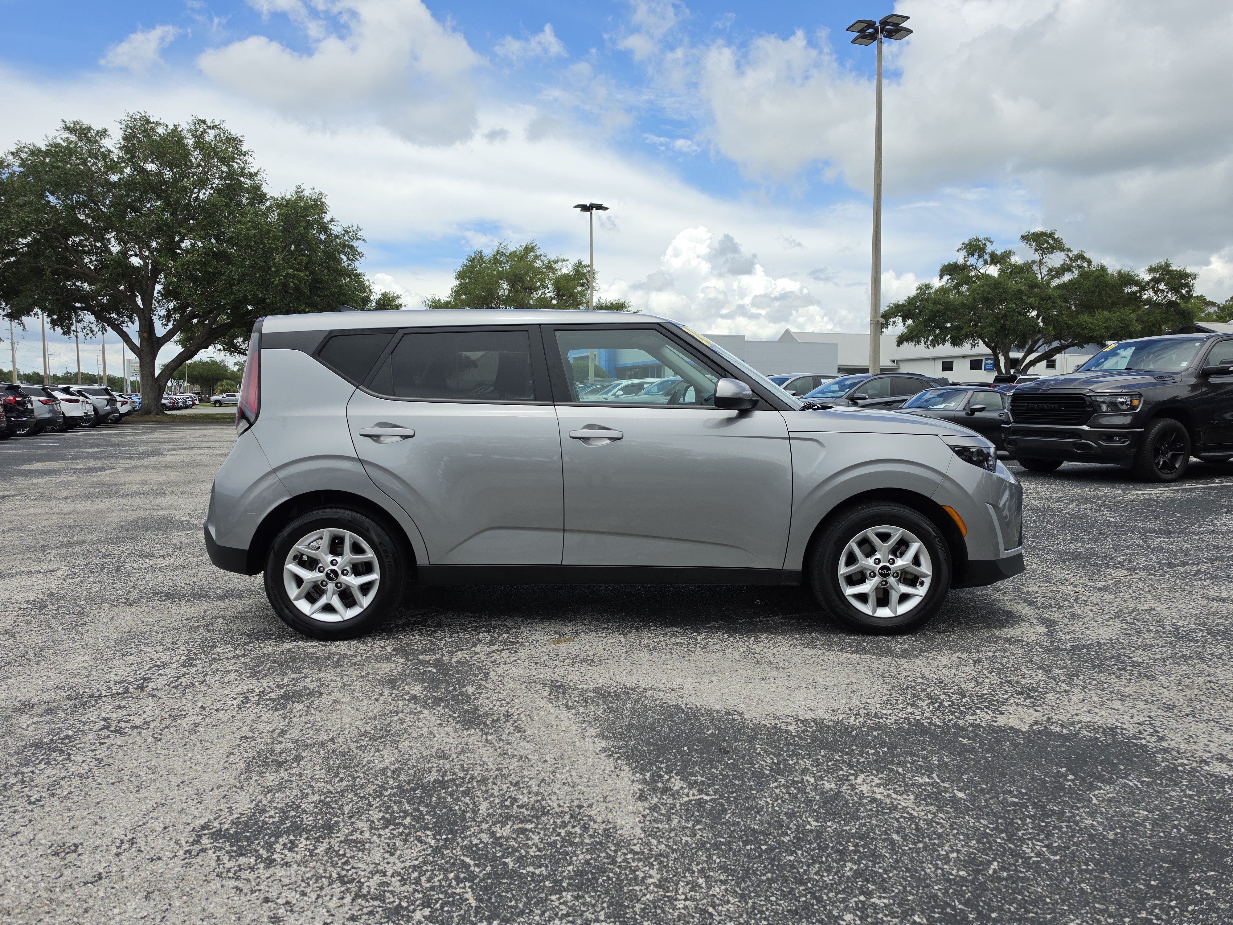 Used 2024 Kia Soul LX w/ Option Group 015 FWD image 3