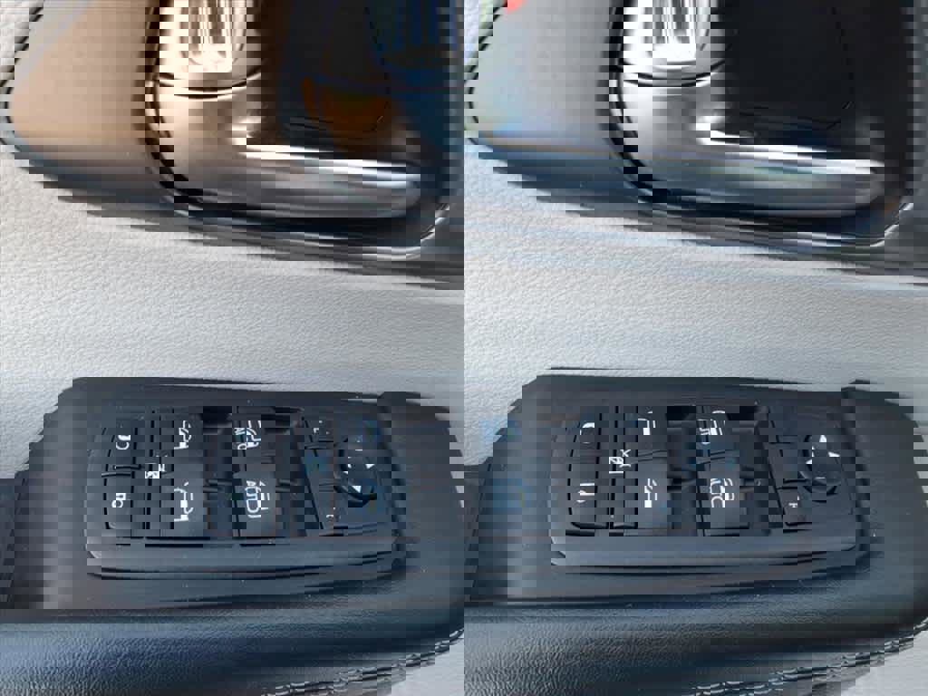 Used 2023 Chrysler Pacifica Touring-L image 14