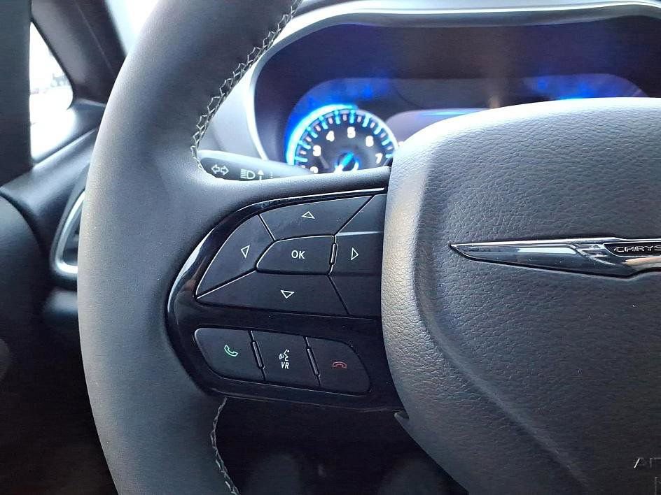 Used 2023 Chrysler Pacifica Limited w/ Uconnect Theater Family Group image 30