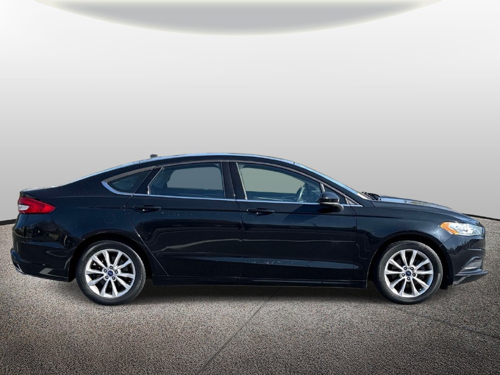 Used 2017 Ford Fusion SE FWD image 4