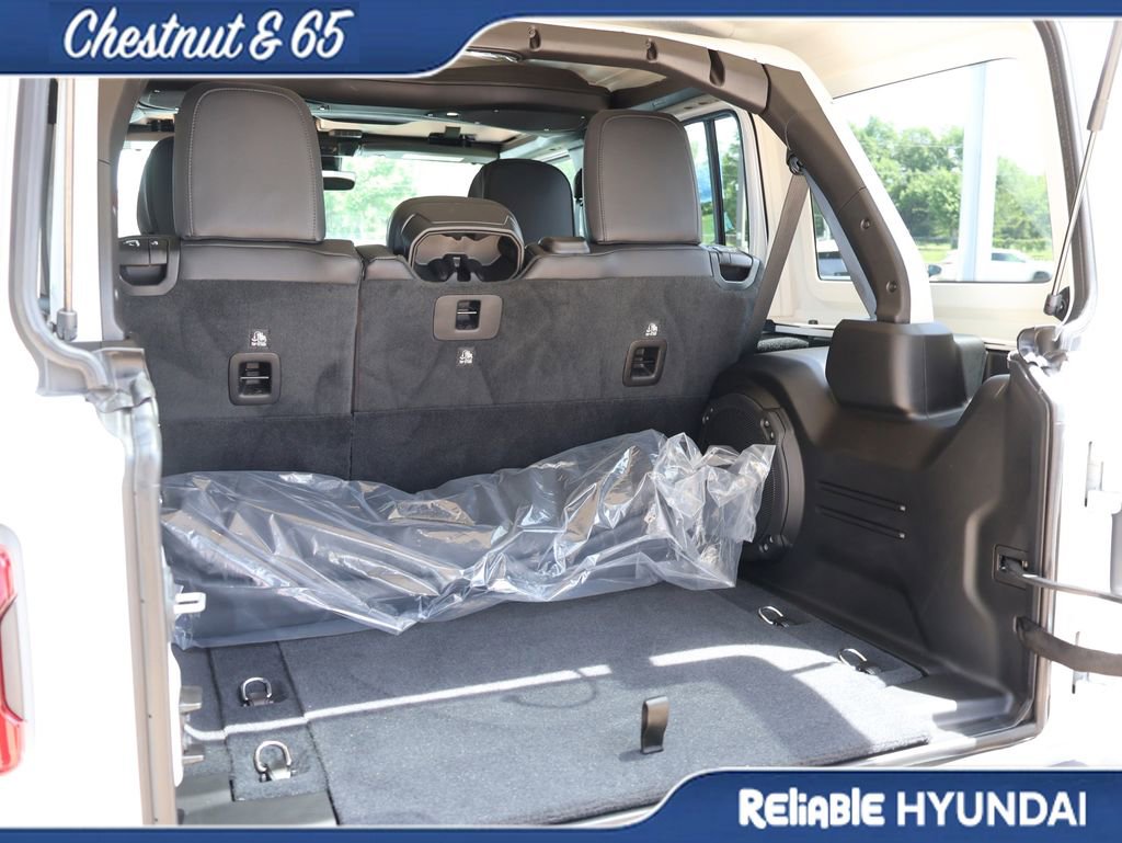 Used 2025 Jeep Wrangler Unlimited Sahara AWD/4WD image 16