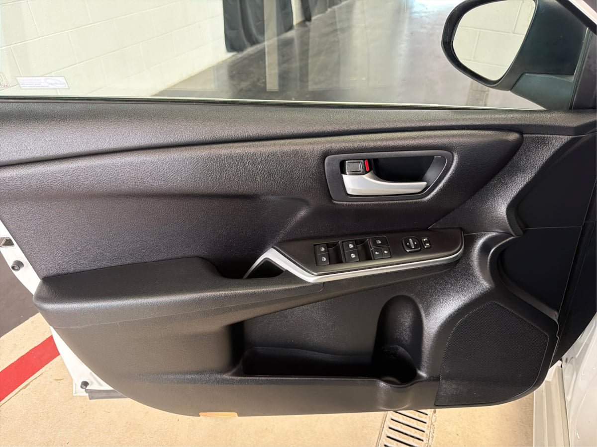 Used 2017 Toyota Camry SE w/ Moonroof Package FWD image 23
