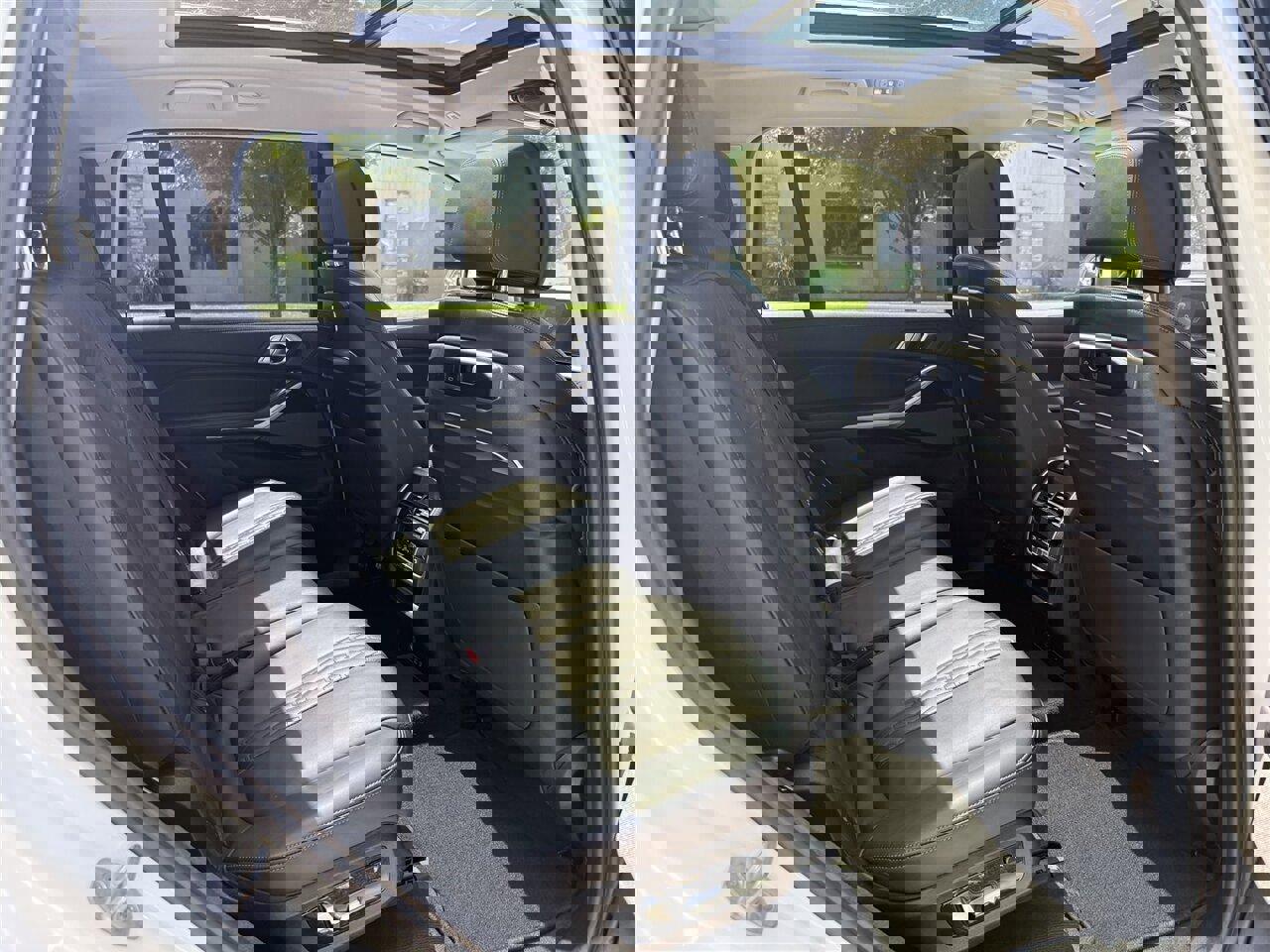 Used 2023 BMW X7 xDrive40i w/ Premium Package image 12