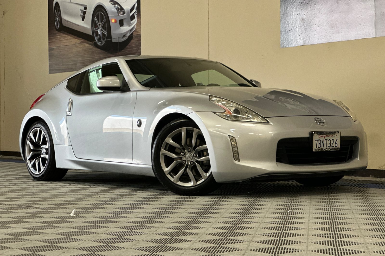 Used 2013 Nissan 370Z Coupe RWD image 2