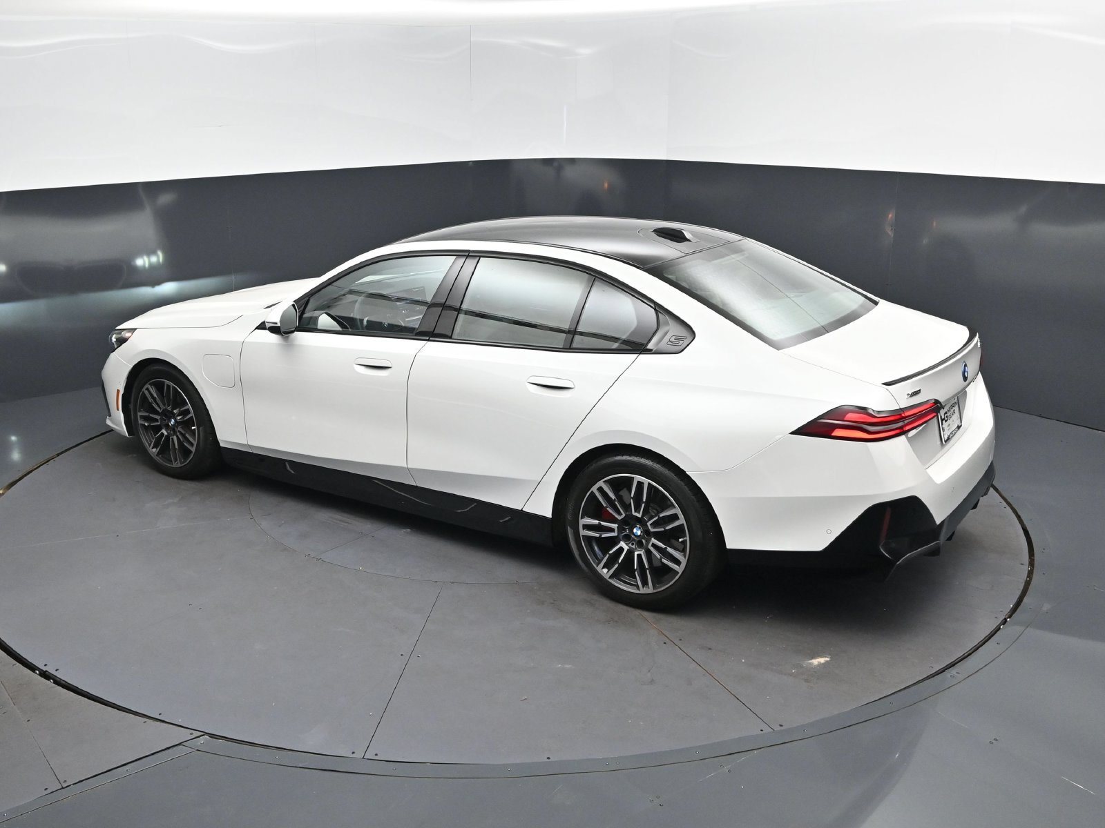 Used 2026 BMW 550e xDrive w/ Premium Package AWD/4WD image 37