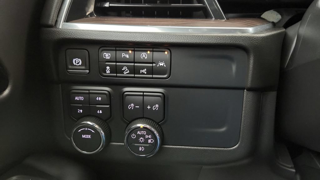 Used 2025 Chevrolet Tahoe Z71 w/ Comfort Package AWD/4WD image 33