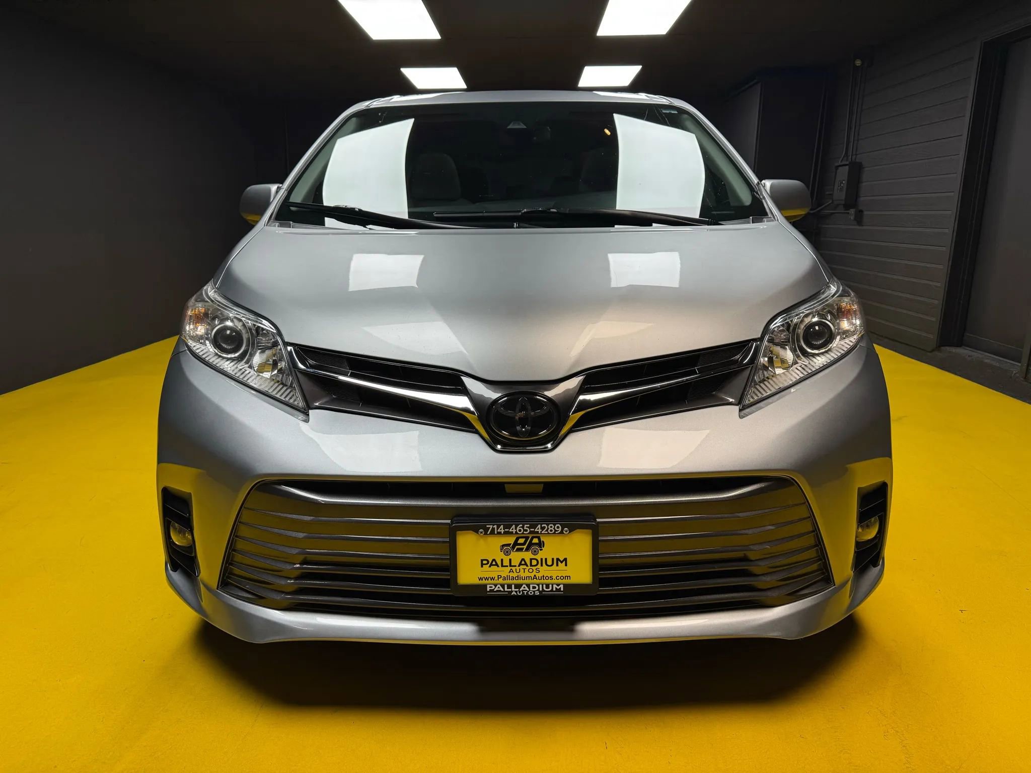 Used 2019 Toyota Sienna XLE FWD image 2