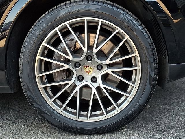 Certified 2023 Porsche Cayenne Platinum Edition image 12