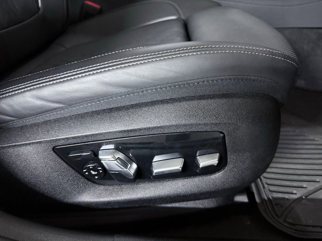 Used 2023 BMW M550i xDrive w/ Executive Package image 29