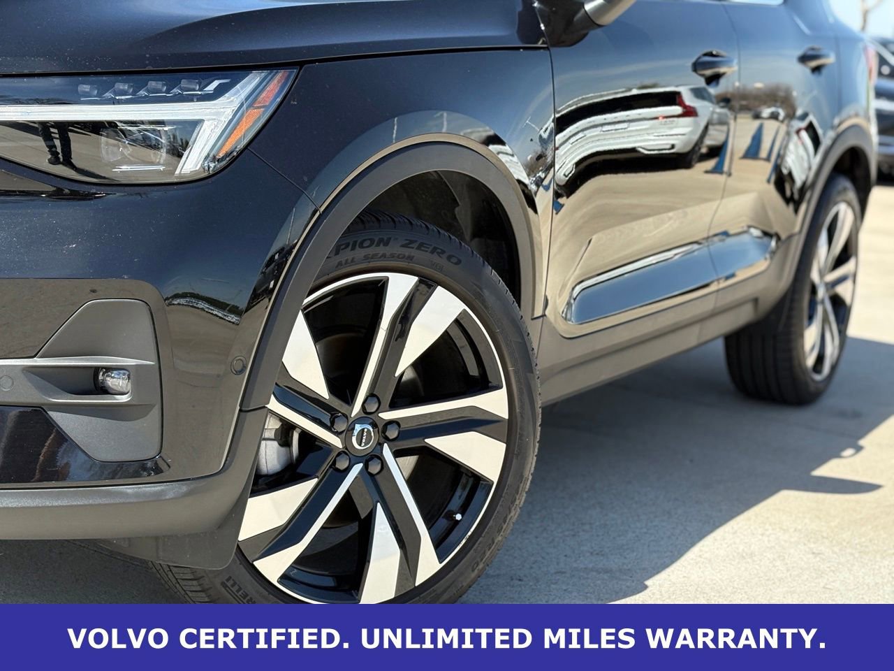 Certified 2024 Volvo XC40 B5 Ultimate w/ Protection Package Premier image 8