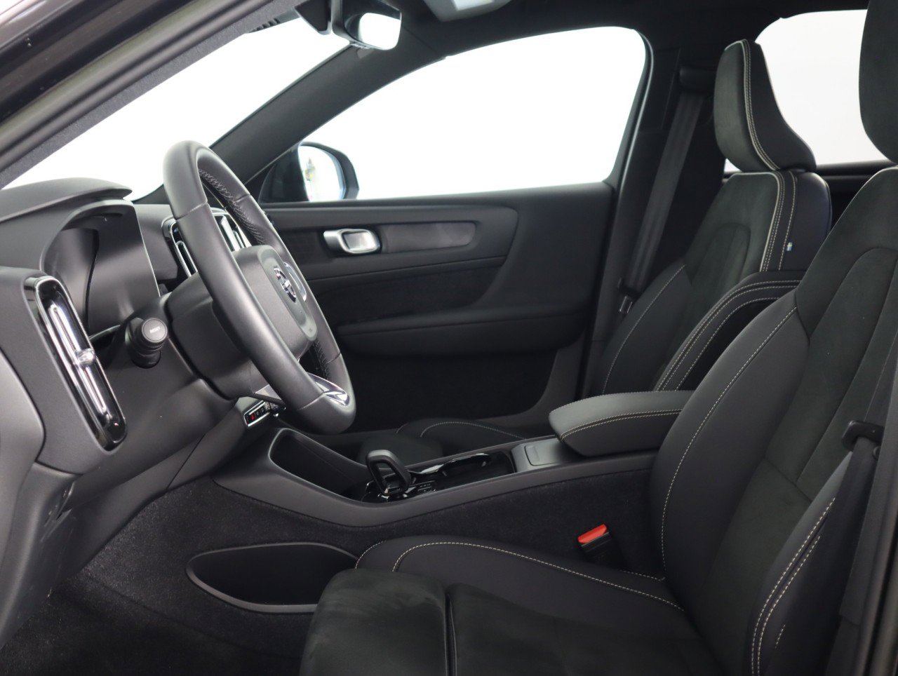 Used 2023 Volvo XC40 Recharge Plus image 18