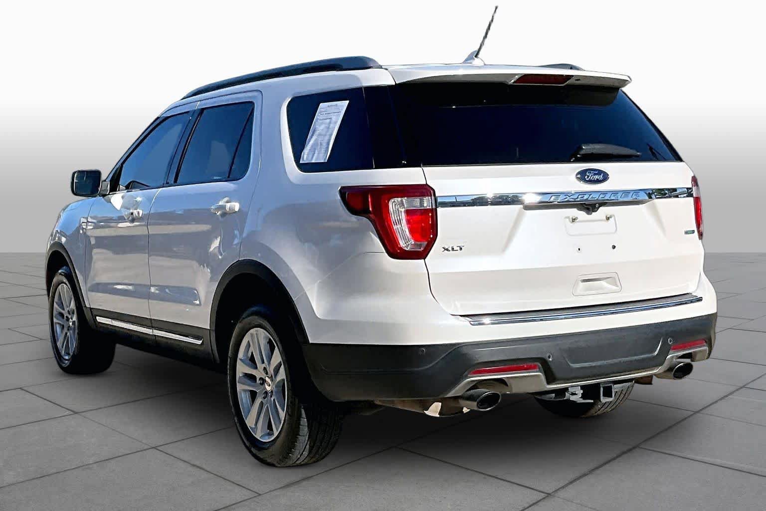 Used 2018 Ford Explorer XLT w/ Equipment Group 202A AWD/4WD image 12