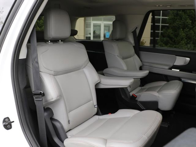 Used 2025 Ford Expedition Active image 13