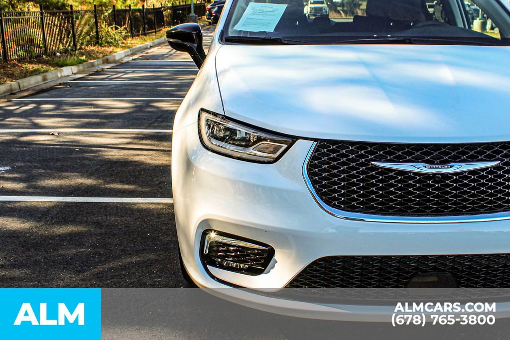 Used 2024 Chrysler Pacifica Select image 12