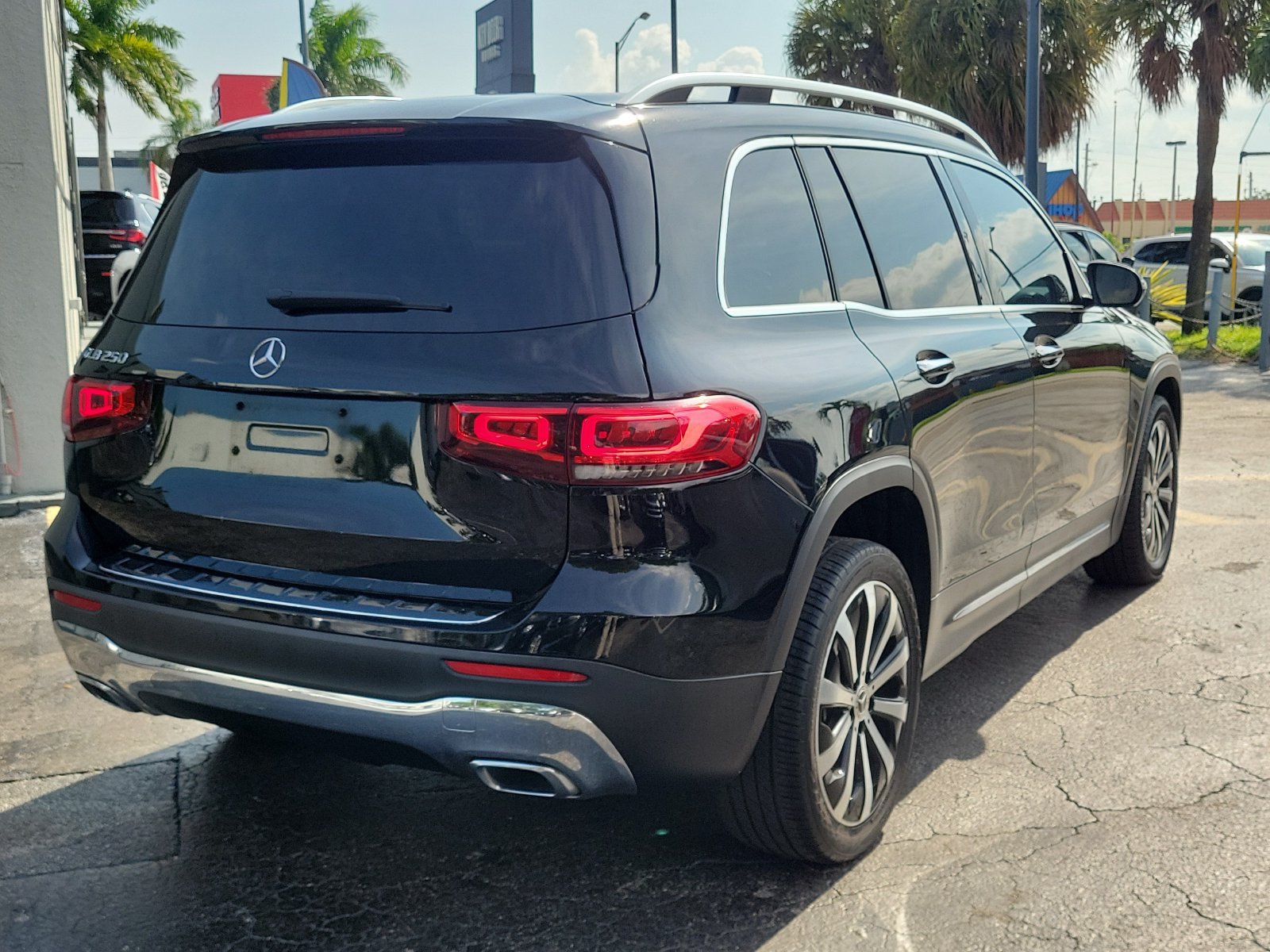 Used 2023 Mercedes-Benz GLB 250 w/ Premium Package image 4